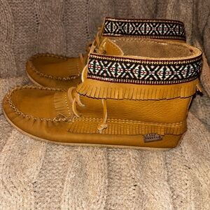 NWOT Laurentian Chief made in Canada Fringed Tan Ankle Boots Moccasins Size 7